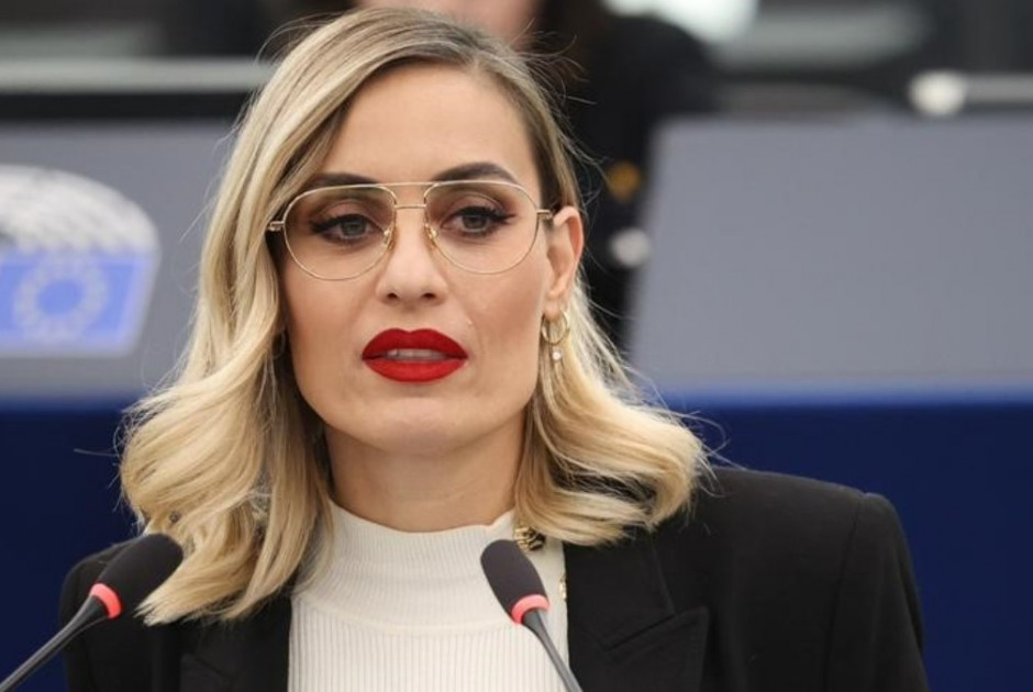 &Epsilon;&lambda;&epsilon;&omicron;&nu;ώ&rho;&alpha; &Mu;&epsilon;&lambda;έ&tau;&eta;: &Delta;&epsilon;&nu; &epsilon;ί&mu;&alpha;&sigma;&tau;&epsilon; &chi;&epsilon;&iota;&rho;ό&tau;&epsilon;&rho;&epsilon;&sigmaf; &mu;&eta;&tau;έ&rho;&epsilon;&sigmaf; ό&sigma;&epsilon;&sigmaf; &gamma;έ&nu;&nu;&eta;&sigma;&alpha;&nu; &mu;&epsilon; &kappa;&alpha;&iota;&sigma;&alpha;&rho;&iota;&kappa;ή