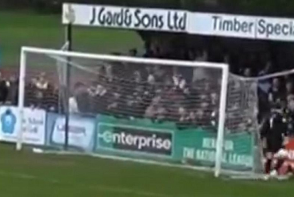 BINTEO: Τερματοφύλακας γρονθοκόπησε οπαδό και συνέχισε κανονικά το ματς στην Αγγλία!