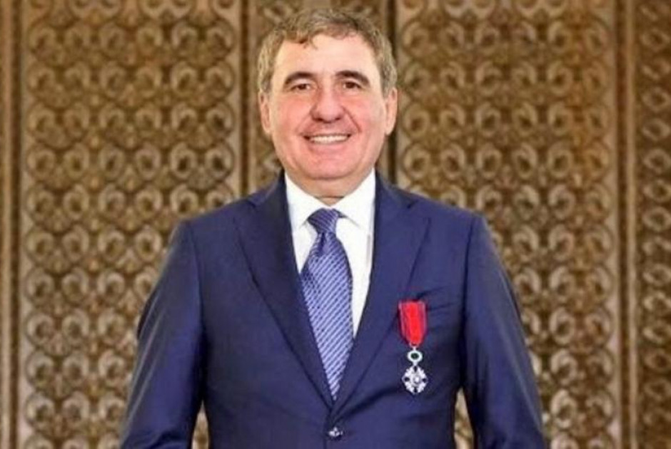 A&upsilon;&tau;ό&sigmaf; &alpha;&nu;έ&lambda;&alpha;&beta;&epsilon; &tau;&eta;&nu; &epsilon;&theta;&nu;&iota;&kappa;ή &omicron;&mu;ά&delta;&alpha; &tau;&eta;&sigmaf; &Rho;&omicron;&upsilon;&mu;&alpha;&nu;ί&alpha;&sigmaf;