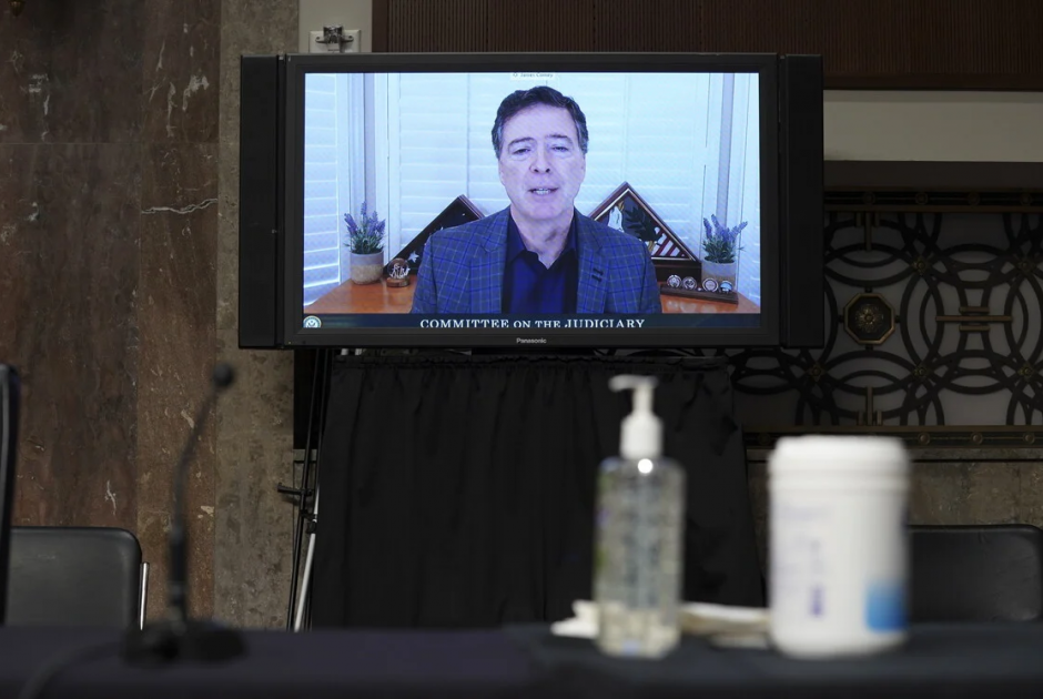 Νέα παραπομπή σε δίκη για τον πρώην διευθυντή του FBI με φόντο ανάρτηση στο Instagram