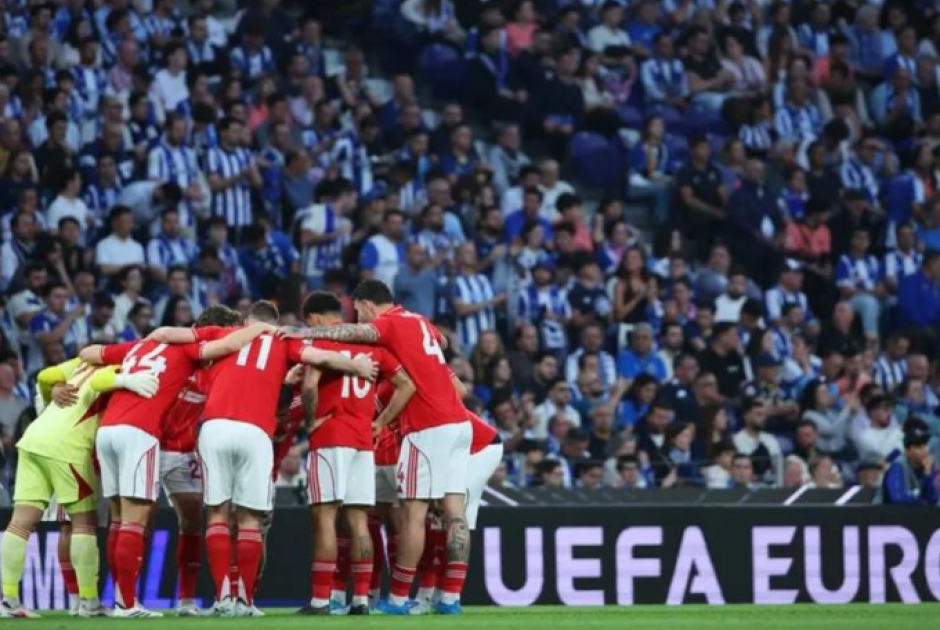 &Tau;&rho;&alpha;&gamma;&omega;&delta;ί&alpha; &gamma;&iota;&alpha; &phi;ί&lambda;&omicron; &tau;&eta;&sigmaf; &Nu;ό&tau;&iota;&gamma;&chi;&alpha;&mu;, έ&chi;&alpha;&sigma;&epsilon; &tau;&eta; &zeta;&omega;ή &tau;&omicron;&upsilon; &mu;&epsilon;&tau;ά &tau;&omicron; &mu;&alpha;&tau;&sigmaf; &mu;&epsilon; &tau;&eta;&nu; &Pi;ό&rho;&tau;&omicron;