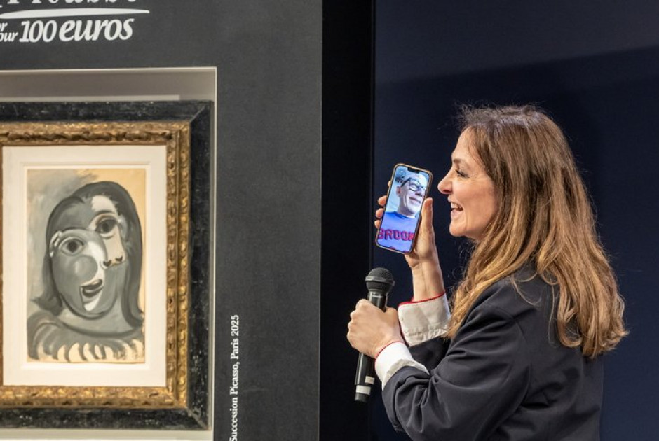 Έ&delta;&omega;&sigma;&epsilon; 100 &epsilon;&upsilon;&rho;ώ &kappa;&alpha;&iota; &kappa;έ&rho;&delta;&iota;&sigma;&epsilon; &pi;ί&nu;&alpha;&kappa;&alpha; &tau;&omicron;&upsilon; &Pi;&iota;&kappa;ά&sigma;&omicron; &alpha;&xi;ί&alpha;&sigmaf; &epsilon;&nu;ό&sigmaf; &epsilon;&kappa;&alpha;&tau;&omicron;&mu;&mu;&upsilon;&rho;ί&omicron;&upsilon;