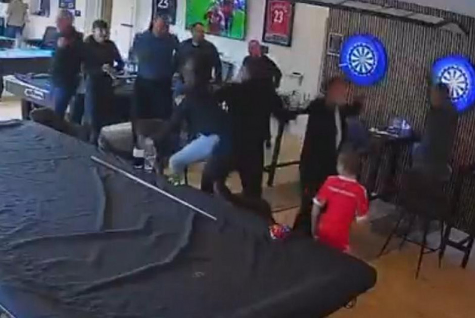 BINTEO: Ο Τζέραρντ πανηγύριζε σε… μπιλιαρδάδικο με φίλους, για το 2-1 από τον Φαν Ντάικ στο 100ο λεπτό του ντέρμπι!