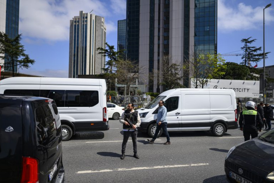 &Mu;&alpha;&kappa;&epsilon;&lambda;&epsilon;&iota;ό &sigma;&epsilon; &sigma;&chi;&omicron;&lambda;&epsilon;ί&omicron; &sigma;&tau;&eta;&nu; &Tau;&omicron;&upsilon;&rho;&kappa;ί&alpha; &mu;&epsilon; &tau;έ&sigma;&sigma;&epsilon;&rho;&iota;&sigmaf; &nu;&epsilon;&kappa;&rho;&omicron;ύ&sigmaf; &kappa;&alpha;&iota; &delta;&epsilon;&kappa;ά&delta;&epsilon;&sigmaf; &tau;&rho;&alpha;&upsilon;&mu;&alpha;&tau;ί&epsilon;&sigmaf;