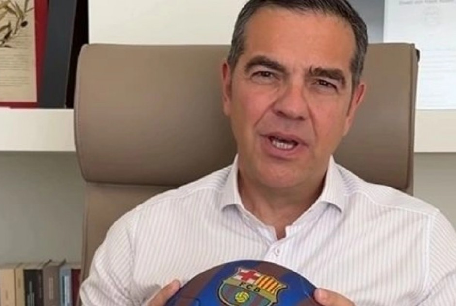 &Mu;&epsilon; &chi;&rho;ώ&mu;&alpha;&tau;&alpha;...&Mu;&pi;&alpha;&rho;&tau;&sigma;&epsilon;&lambda;ό&nu;&alpha;&sigmaf; &pi;&rho;&omicron;&alpha;&nu;&alpha;&gamma;&gamma;&epsilon;ί&lambda;&epsilon;&iota; &tau;&omicron; &kappa;ό&mu;&mu;&alpha; &tau;&omicron;&upsilon; &omicron; &Alpha;&lambda;έ&xi;&eta;&sigmaf; &Tau;&sigma;ί&pi;&rho;&alpha;&sigmaf;