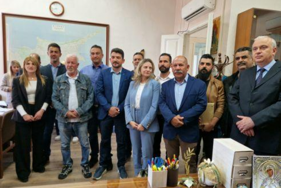 &Kappa;ί&nu;&eta;&mu;&alpha; &Kappa;&upsilon;&nu;&eta;&gamma;ώ&nu;: &laquo;&Omicron; &lambda;&alpha;ό&sigmaf; &kappa;&alpha;&iota; &eta; &pi;&alpha;&tau;&rho;ί&delta;&alpha; &pi;ά&nu;&omega; &alpha;&pi;&rsquo; ό&lambda;&alpha;, ή &tau;ώ&rho;&alpha; ή &pi;&omicron;&tau;έ&raquo;