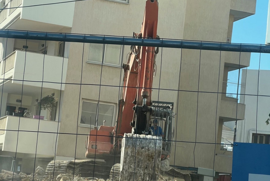 Κατεδαφίστηκε ετοιμόρροπη οικία στη Λάρνακα - Πρόστιμα έως €20.000 (ΦΩΤΟ)