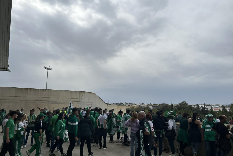 Δυόμισι ώρες πριν την σέντρα: Χιλιάδες κόσμος αναμένει την αποστολή της Ομόνοιας για να την αποθεώσει (ΦΩΤΟΣ)