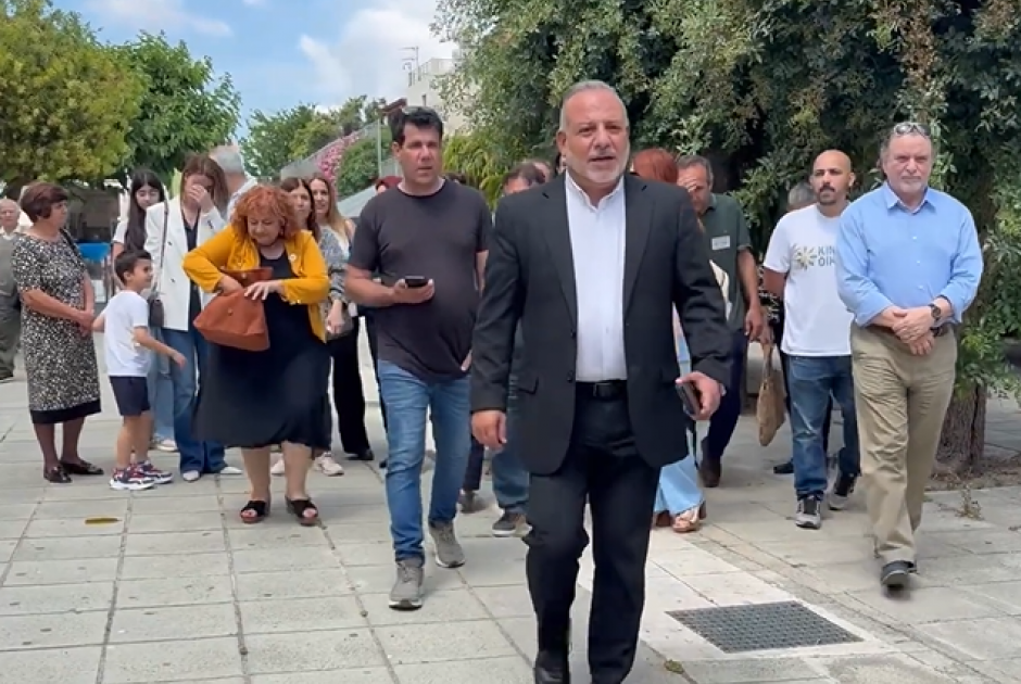 &Pi;&alpha;&pi;&alpha;&delta;&omicron;ύ&rho;&eta;&sigmaf;: &Sigma;ή&mu;&epsilon;&rho;&alpha; &gamma;&iota;&omicron;&rho;&tau;ά&zeta;&epsilon;&iota; &eta; &Delta;&eta;&mu;&omicron;&kappa;&rho;&alpha;&tau;ί&alpha; - &Alpha;&nu;&alpha;&mu;έ&nu;&omicron;&upsilon;&mu;&epsilon; &upsilon;&pi;&omicron;&mu;&omicron;&nu;&epsilon;&tau;&iota;&kappa;ά &tau;&alpha; &alpha;&pi;&omicron;&tau;&epsilon;&lambda;έ&sigma;&mu;&alpha;&tau;&alpha;
