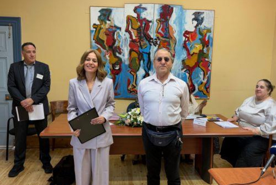 &Pi;&rho;ά&sigma;&iota;&nu;&omicron; &Kappa;ό&mu;&mu;&alpha;: &Mu;&epsilon; &mu;ί&alpha; &upsilon;&pi;&omicron;&psi;&eta;&phi;&iota;ό&tau;&eta;&tau;&alpha; &sigma;&tau;&eta;&nu; &Epsilon;&pi;&alpha;&rho;&chi;ί&alpha; &Lambda;ά&rho;&nu;&alpha;&kappa;&alpha;&sigmaf;