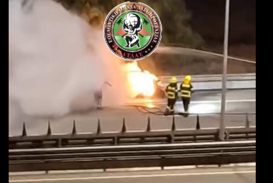 Στις φλόγες εν κινήσει όχημα στον αυτοκινητόδρομο (ΒΙΝΤΕΟ)
