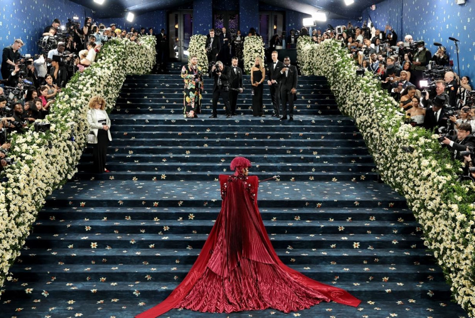 Met Gala 2026: &Eta; &epsilon;&pi;&iota;&sigma;&tau;&rho;&omicron;&phi;ή &mu;&iota;&alpha;&sigmaf; &sigma;&omicron;ύ&pi;&epsilon;&rho; &sigma;&tau;&alpha;&rho; &kappa;&alpha;&iota; &tau;&omicron; &laquo;ό&chi;&iota;&raquo; &tau;&omicron;&upsilon; &Mu;&alpha;&mu;&nu;&tau;ά&nu;&iota;