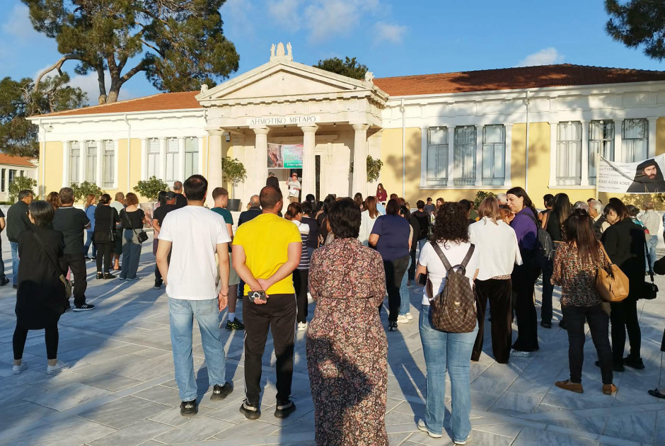 Διαμαρτυρία υποστηρικτών Τυχικού έξω από το Δημοτικό Μέγαρο Πάφου