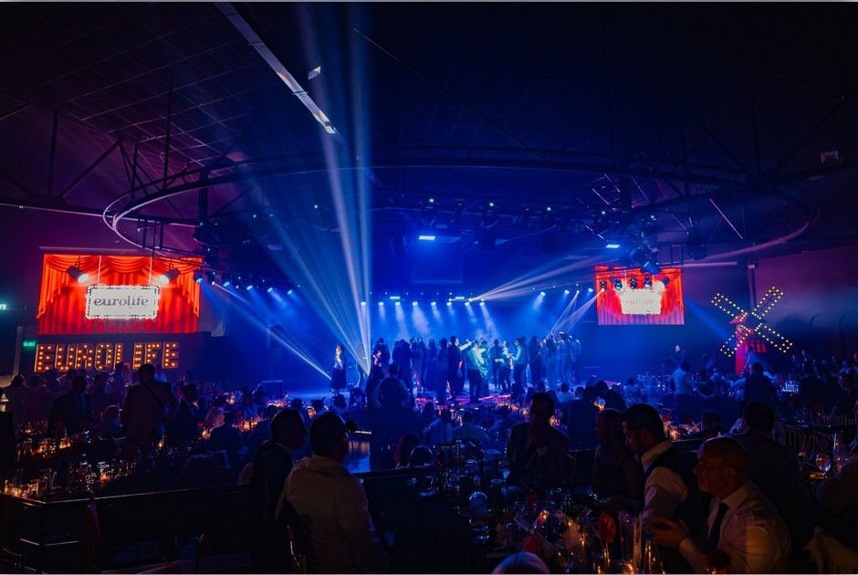 Eurolife Awards: &Epsilon;&kappa;&epsilon;ί &pi;&omicron;&upsilon; &eta; &alpha;&phi;&omicron;&sigma;ί&omega;&sigma;&eta; &sigma;&upsilon;&nu;&alpha;&nu;&tau;ά &tau;&eta;&nu; &kappa;&omicron;&rho;&upsilon;&phi;ή