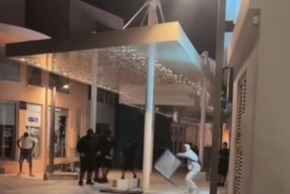 Άγρια επίθεση στην Πάφο: Ενέδρα στήνουν σε διανομείς φαγητού - Σοκαριστικό βίντεο με επιθέσεις νεαρών