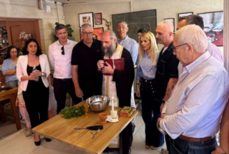 &Alpha;&nu;&nu;ί&tau;&alpha; &Delta;&eta;&mu;&eta;&tau;&rho;ί&omicron;&upsilon;: &Omicron; &chi;&omicron;&rho;ό&sigmaf; &tau;&eta;&sigmaf; &mu;&epsilon; &tau;&omicron;&nu; &Nu;&iota;&kappa;ό&lambda;&alpha; &Iota;&omega;&alpha;&nu;&nu;ί&delta;&eta;
