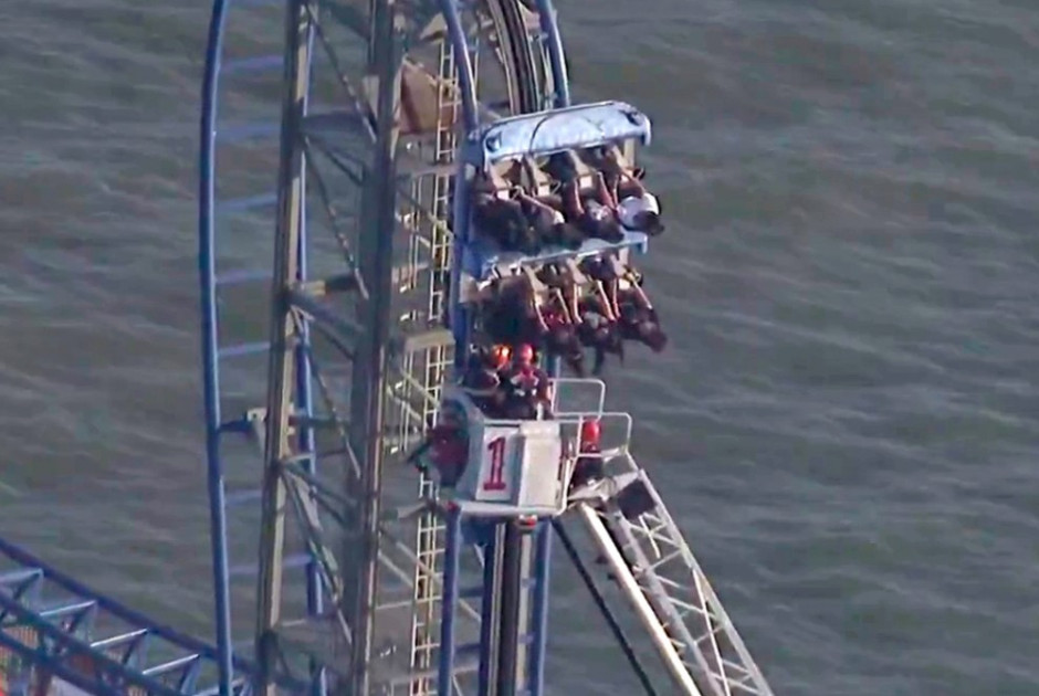 &Sigma;&tau;&iota;&gamma;&mu;έ&sigmaf; &tau;&rho;ό&mu;&omicron;&upsilon; &sigma;&tau;&omicron; &Tau;έ&xi;&alpha;&sigmaf; - Roller coaster &laquo;&kappa;ό&lambda;&lambda;&eta;&sigma;&epsilon;&raquo; &mu;&epsilon; 8 &epsilon;&pi;&iota;&beta;ά&tau;&epsilon;&sigmaf; &sigma;&tau;&omicron;&nu; &alpha;έ&rho;&alpha; (&Beta;&Iota;&Nu;&Tau;&Epsilon;&Omicron;)
