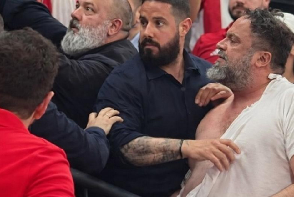 Πιάστηκαν στα χέρια Βαγγέλης Μαρινάκης και Δημητριάδης - Σκίστηκε η μπλούζα του προέδρου του Ολυμπιακού (ΒΙΝΤΕΟ)