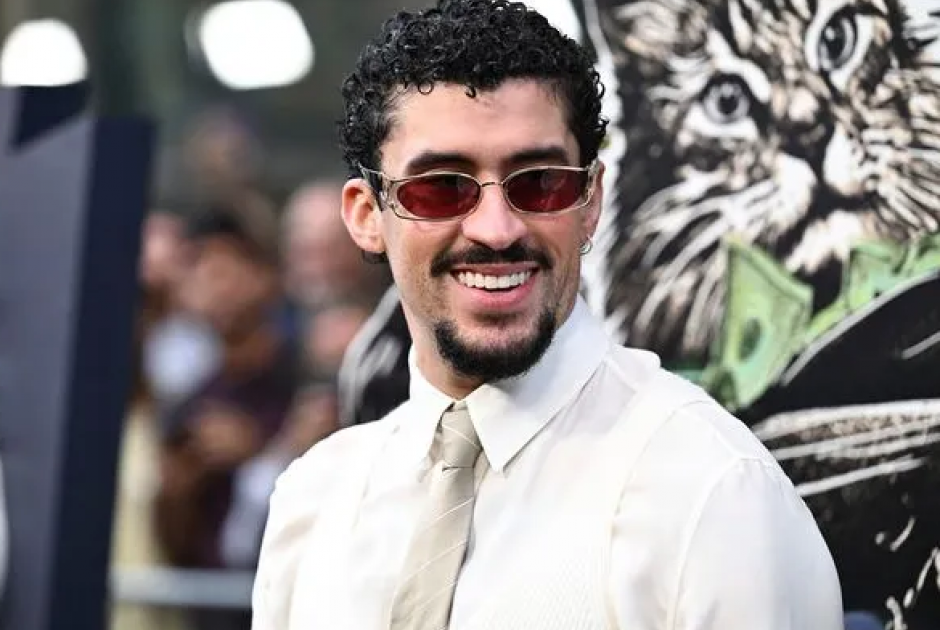 Bad Bunny: &Omicron; &nu;έ&omicron;&sigmaf; &rho;ό&lambda;&omicron;&sigmaf; &laquo;έ&kappa;&pi;&lambda;&eta;&xi;&eta;&raquo; &sigma;&tau;&eta; &mu;&epsilon;&gamma;ά&lambda;&eta; &omicron;&theta;ό&nu;&eta;