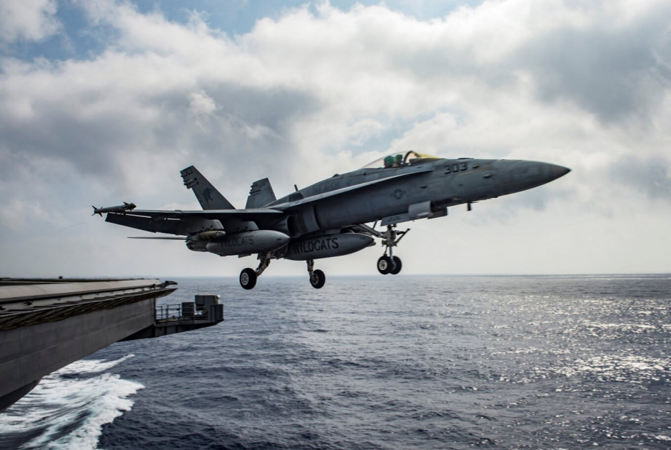 Αμερικανικό μαχητικό F-18 χτύπησε ιρανικό τάνκερ που κατευθυνόταν σε λιμάνι του Ιράν
