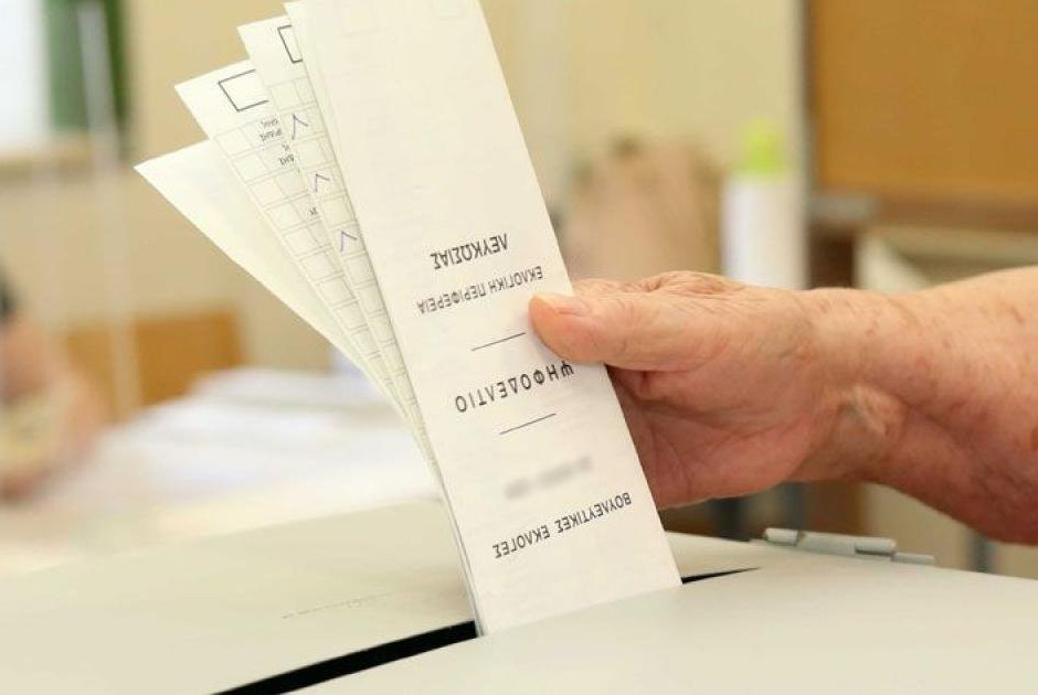 &Lambda;ά&rho;&nu;&alpha;&kappa;&alpha;: &Tau;&alpha;&lambda;&alpha;&iota;&pi;&omega;&rho;ί&alpha; &gamma;&iota;&alpha; &epsilon;&kappa;&lambda;&omicron;&gamma;&epsilon;ί&sigmaf; &sigma;&epsilon; &delta;ύ&omicron; &epsilon;&kappa;&lambda;&omicron;&gamma;&iota;&kappa;ά &kappa;έ&nu;&tau;&rho;&alpha;