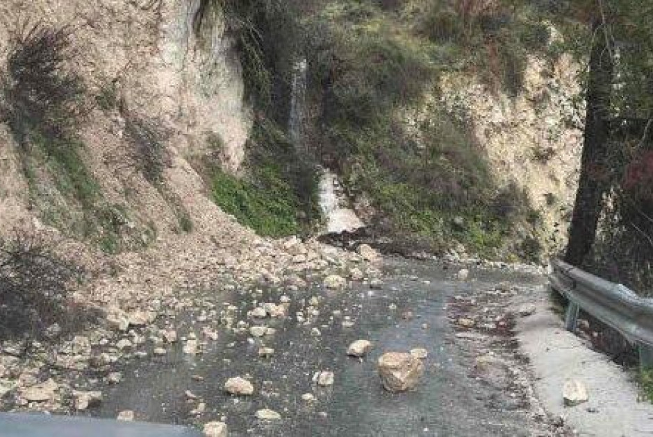 Κατολισθήσεις χώματος και πετρών στον δρόμο Κάτω Πύργου-Ορκόντα