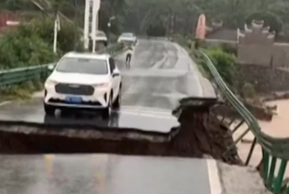 &Kappa;ί&nu;&alpha;: &Alpha;&upsilon;&tau;&omicron;&kappa;ί&nu;&eta;&tau;&omicron; &beta;&rho;έ&theta;&eta;&kappa;&epsilon; &sigma;&tau;&omicron; &kappa;&epsilon;&nu;ό &kappa;&alpha;&iota; &kappa;&alpha;&tau;έ&lambda;&eta;&xi;&epsilon; &sigma;&epsilon; &pi;&omicron;&tau;ά&mu;&iota;
