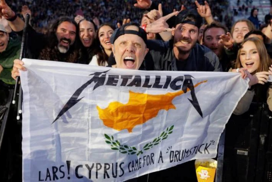 Ό&tau;&alpha;&nu; &omicron; Lars Ulrich &sigma;ή&kappa;&omega;&sigma;&epsilon; &tau;&eta;&nu; &kappa;&upsilon;&pi;&rho;&iota;&alpha;&kappa;ή &sigma;&eta;&mu;&alpha;ί&alpha; - &Eta; &epsilon;&mu;&pi;&epsilon;&iota;&rho;ί&alpha; &tau;&omicron;&upsilon; &Sigma;&tau;έ&phi;&alpha;&nu;&omicron;&upsilon; &sigma;&tau;&omicron; ant1live
