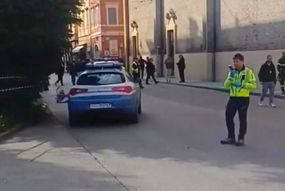 &Iota;&tau;&alpha;&lambda;ί&alpha;: &Alpha;&upsilon;&tau;&omicron;&kappa;ί&nu;&eta;&tau;&omicron; έ&pi;&epsilon;&sigma;&epsilon; &sigma;&epsilon; &pi;&epsilon;&zeta;&omicron;ύ&sigmaf; &sigma;&tau;&eta;&nu; &Mu;ό&nu;&tau;&epsilon;&nu;&alpha;