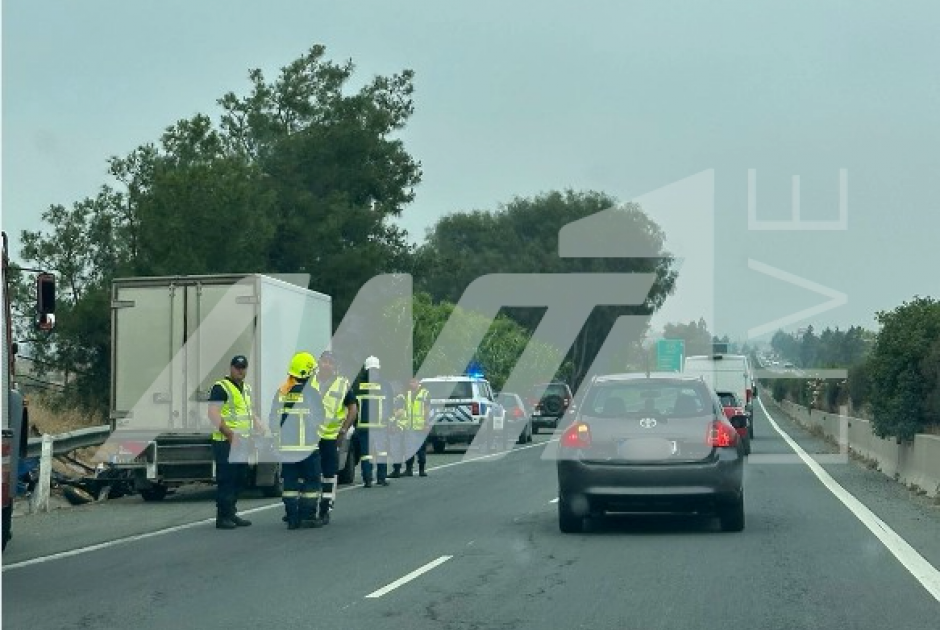 Ημιφορτηγό συγκρούστηκε σε ακινητοποιημένο όχημα στον αυτοκι