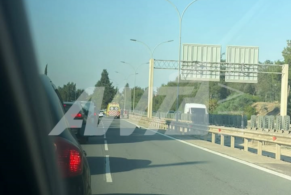Τροχαίο ατύχημα στη Λευκωσία – Στο σημείο ασθενοφό