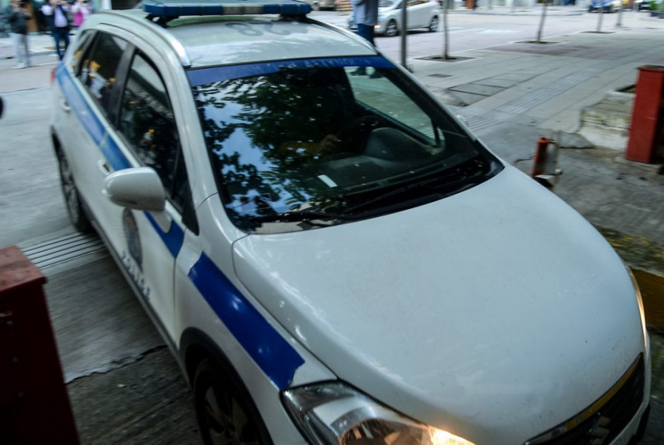 &Kappa;&alpha;&lambda;&alpha;&mu;ά&tau;&alpha;: 41&chi;&rho;&omicron;&nu;&omicron;&sigmaf; &sigma;&kappa;ό&tau;&omega;&sigma;&epsilon; &tau;&eta;&nu; 39&chi;&rho;&omicron;&nu;&eta; &sigma;ύ&zeta;&upsilon;&gamma;ό &tau;&omicron;&upsilon; &mu;έ&sigma;&alpha; &sigma;&tau;&omicron; &sigma;&pi;ί&tau;&iota; &tau;&omicron;&upsilon;&sigmaf;