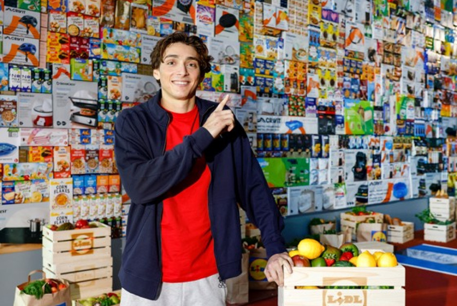 «Jump of the Year»: Ο Armand Duplantis περνά πάνω από έναν «τοίχο» προϊόντων Lidl ύψους 5,50 μέτρων
