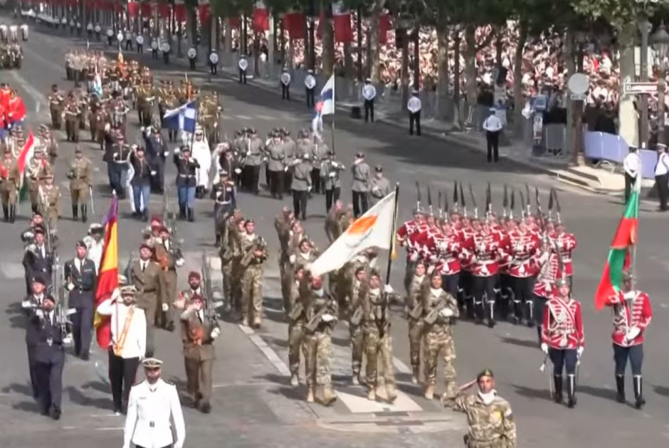 LIVE &Pi;&alpha;&rho;ί&sigma;&iota;: &Pi;&alpha;&rho;&alpha;&kappa;&omicron;&lambda;&omicron;&upsilon;&theta;ή&sigma;&tau;&epsilon; &tau;&eta; &sigma;&tau;&rho;&alpha;&tau;&iota;&omega;&tau;&iota;&kappa;ή &pi;&alpha;&rho;έ&lambda;&alpha;&sigma;&eta; &gamma;&iota;&alpha; &tau;&eta;&nu; &Eta;&mu;έ&rho;&alpha; &tau;&eta;&sigmaf; &Beta;&alpha;&sigma;&tau;ί&lambda;&eta;&sigmaf; &ndash; &Sigma;&upsilon;&mu;&mu;&epsilon;&tau;έ&chi;&epsilon;&iota; &kappa;&alpha;&iota; &eta; &Epsilon;&theta;