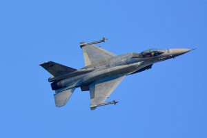 F16
