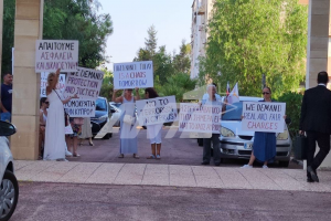 διαμαρτυρια 