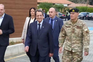 πολ