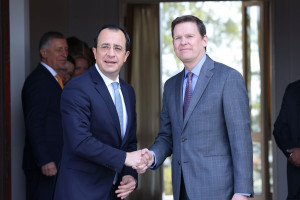 Νίκος Χριστοδουλίδης Κόλιν Στιούαρτ.