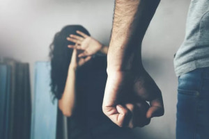 κακοποίηση ξυλοδαρμός