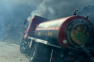 καμένη υδροφόρα στην Άνδρο, πηγή φωτο: ΑΠΕ-ΜΠΕ/STR