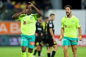 ΑΕΚ-ΑΕΛ 3-0: Μπεν Σιμόν μετά από 11 χρόνια και...ΤΡΙΠΟΝΤΟ ΕΞΑΔΑΣ! (ΒΙΝΤΕΟ) Με νίκη συνδυάστηκε η επιστροφή του Ραν Μπεν Σιμόν στον πάγκο στης ΑΕΚ, έπειτα από 11 χρόνια. Οι κιτρινοπράσινοι, χωρίς να εντυπωσιάσουν, αλλά σαφώς ανώτεροι από την ΑΕΛ, επιβλήθηκαν της ομάδας της Λεμεσού με 3-0, με σκόρερ τους Γκαρσία, Τόνγκια και Λόπες. Με το σημερινό της τρίποντο η ΑΕΚ, ανέβηκε στην 6η θέση μαζί με την Νέα Σαλαμίνα, η οποία έχει επίσης 19 βαθμούς. Από την άλλη η ΑΕΛ μετά την 2η σερί της ήττα παρέμεινε στην 9η θ