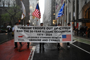 Το πανό της Ομοσπονδίας Κυπριακών Οργανώσεων Αμερικής. Φωτογραφία: AP Photo/Brittainy Newman.