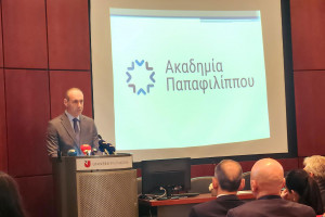 τρ