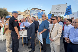 τρ