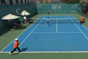 Οι παίκτες σε τουρνουά τένις στα ΗΑΕ εγκατέλειψαν πανικόβλητοι το κορτ όταν φωτιά από ιρανικό drone ξέσπασε κοντά στο Φουτζάιρα, προκαλώντας άμεση διακοπή αγώνων και χάος στις μετακινήσεις.