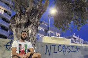 τρ